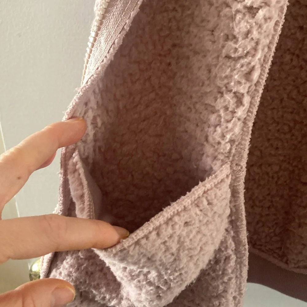 Pink fuzzy vest - Picture 5 of 5